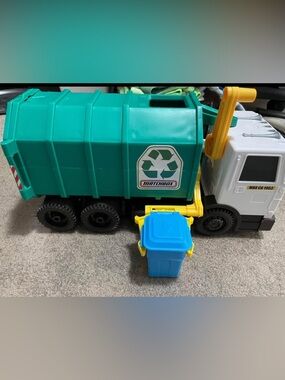 Matchbox Green Recycling Truck Toy with Blue Bin